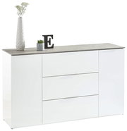 XL-Sideboard in Weiß mit drei Schubladen und zwei Türen, dekoriert mit einer Vase, einer Pflanze und einem Buchstaben E, seitliche Perspektive