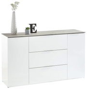 XL-Sideboard in Weiß mit drei Schubladen und zwei Türen, dekoriert mit einer Vase, einer Pflanze und einem Buchstaben E, seitliche Perspektive