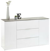 XL-Sideboard in Weiß mit drei Schubladen und zwei Türen, dekoriert mit einer Vase, einer Pflanze und einem Buchstaben E, seitliche Perspektive