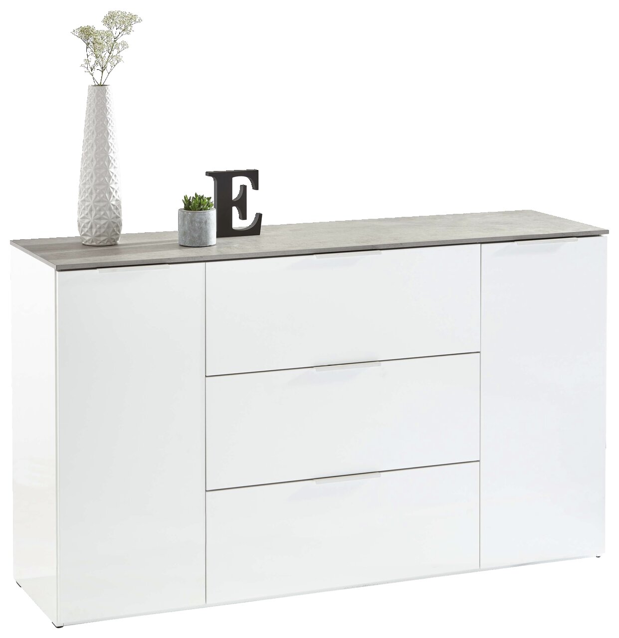 XORA XL-Sideboard GALANT XL-Sideboard in Weiß mit drei Schubladen und zwei Türen, dekoriert mit einer Vase, einer Pflanze und einem Buchstaben E, seitliche Perspektive