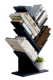 Modernes, dunkelblaues Zickzack-Bücherregal mit mehreren schrägen Ablagen, gefüllt mit Büchern und einem kleinen Topf mit grüner Pflanze; freigestellt auf weißem Hintergrund, Ansicht schräg von vorne (3/4-Perspektive).
