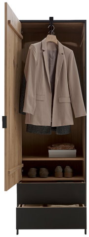 Garderobenschrank aus Holz mit geöffneter Tür, zeigt einen hängenden Blazer, Regale mit Schuhen und Schubladen, Frontalansicht.