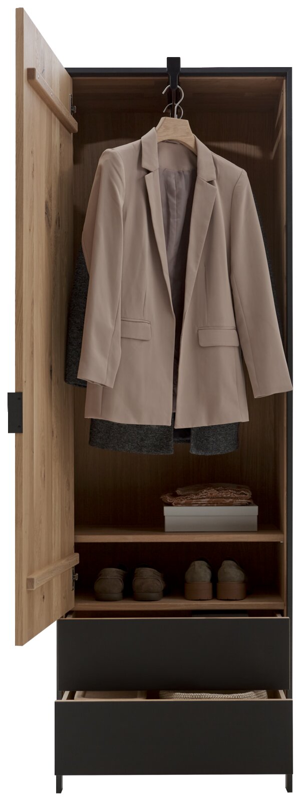 Houten kledingkast met open deur, met daarin een opgehangen blazer, planken met schoenen en lades, gezien van voren.