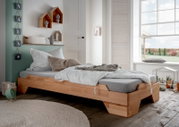 Holzstapelbett in einem gemütlichen Schlafzimmer mit Tageslicht, seitliche Perspektive
