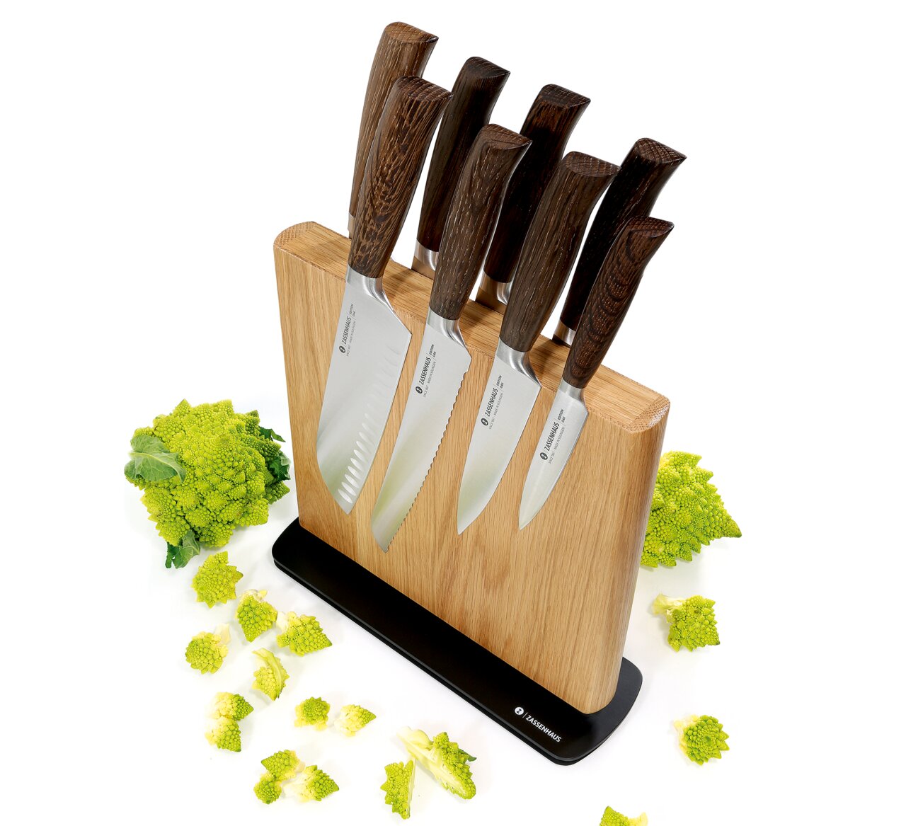 Zassenhaus Magnet-Messerblock LOFT Magnet-Messerblock LOFT aus Eiche mit fünf Messern, seitliche Perspektive, umgeben von Romanesco.