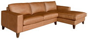 Braunes Ledersofa mit Longchair, Perspektive von vorne rechts