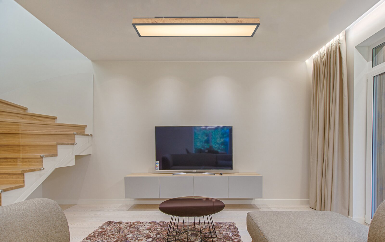 Moderne Deckenleuchte in einem stilvollen Wohnzimmer, von unten betrachtet.