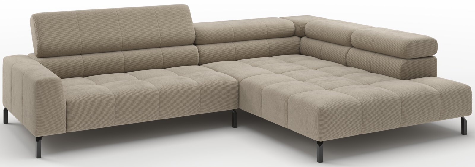 Beiges L-förmiges Ecksofa mit breiter Ottomane rechts, gesteppten Sitz- und Rückenpolstern sowie schwarzen Metallfüßen, in schräger Vorderansicht freigestellt auf weißem Hintergrund.
