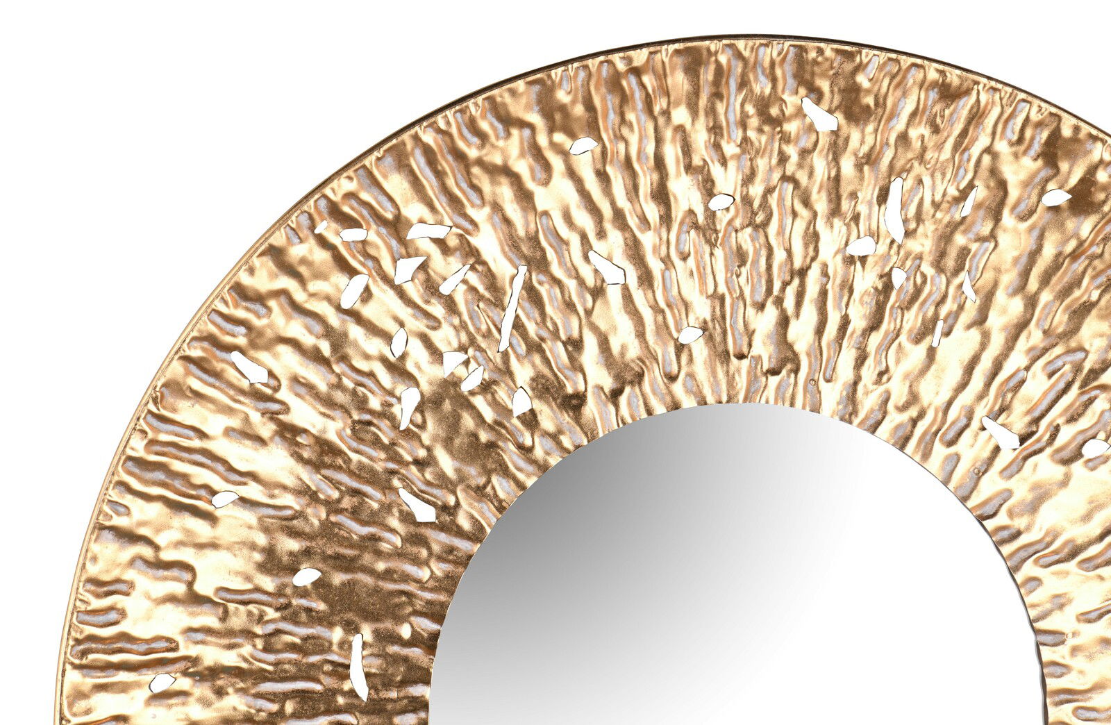 Nahaufnahme eines runden Spiegels mit einem goldfarbenen, strukturierten Rahmen und dekorativen Aussparungen, perspektivisch von der Seite betrachtet.