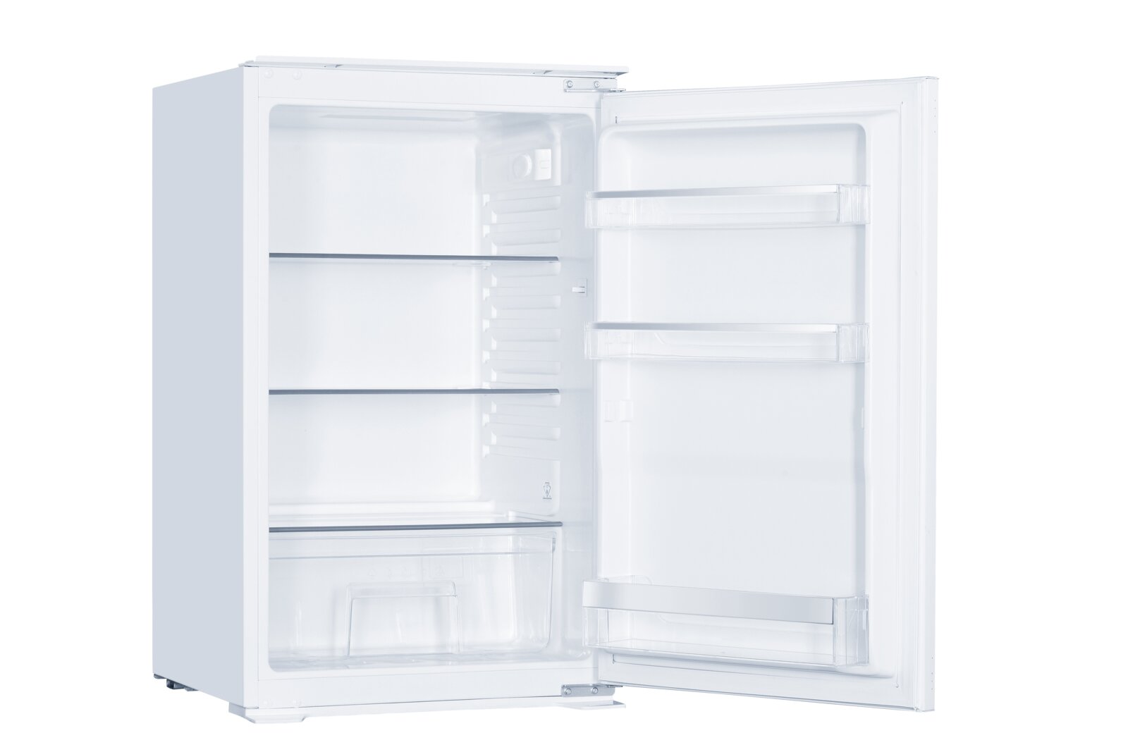 Weißer Kühlschrank mit geöffneter Tür, Innenansicht mit Glasablagen, Gemüseschublade und Türfächern, freigestellt auf weißem Hintergrund, Frontansicht leicht von links