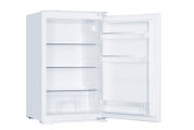 Weißer Kühlschrank mit geöffneter Tür, Innenansicht mit Glasablagen, Gemüseschublade und Türfächern, freigestellt auf weißem Hintergrund, Frontansicht leicht von links