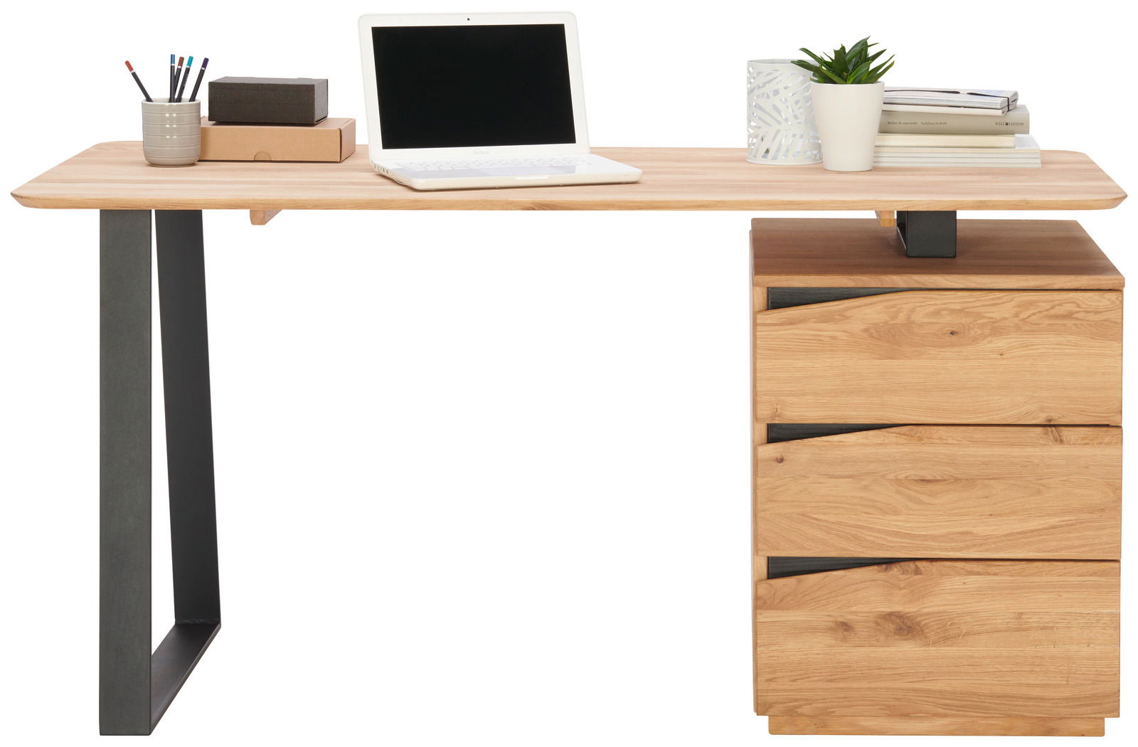 Moderner Schreibtisch aus Holz mit Metallbeinen, ausgestattet mit Schubladen auf der rechten Seite. Auf der Tischplatte befinden sich ein Laptop, Bücher, eine Pflanze und Schreibutensilien. Perspektive von vorne.