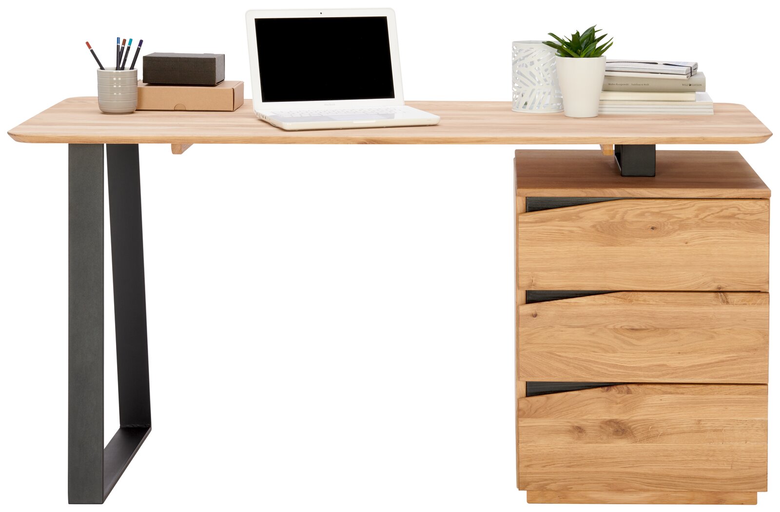 Moderner Schreibtisch aus Holz mit Metallbeinen, ausgestattet mit Schubladen auf der rechten Seite. Auf der Tischplatte befinden sich ein Laptop, Bücher, eine Pflanze und Schreibutensilien. Perspektive von vorne.