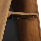 Nahaufnahme eines hölzernen Regals in Bootsform mit Metallhaken, seitliche Perspektive