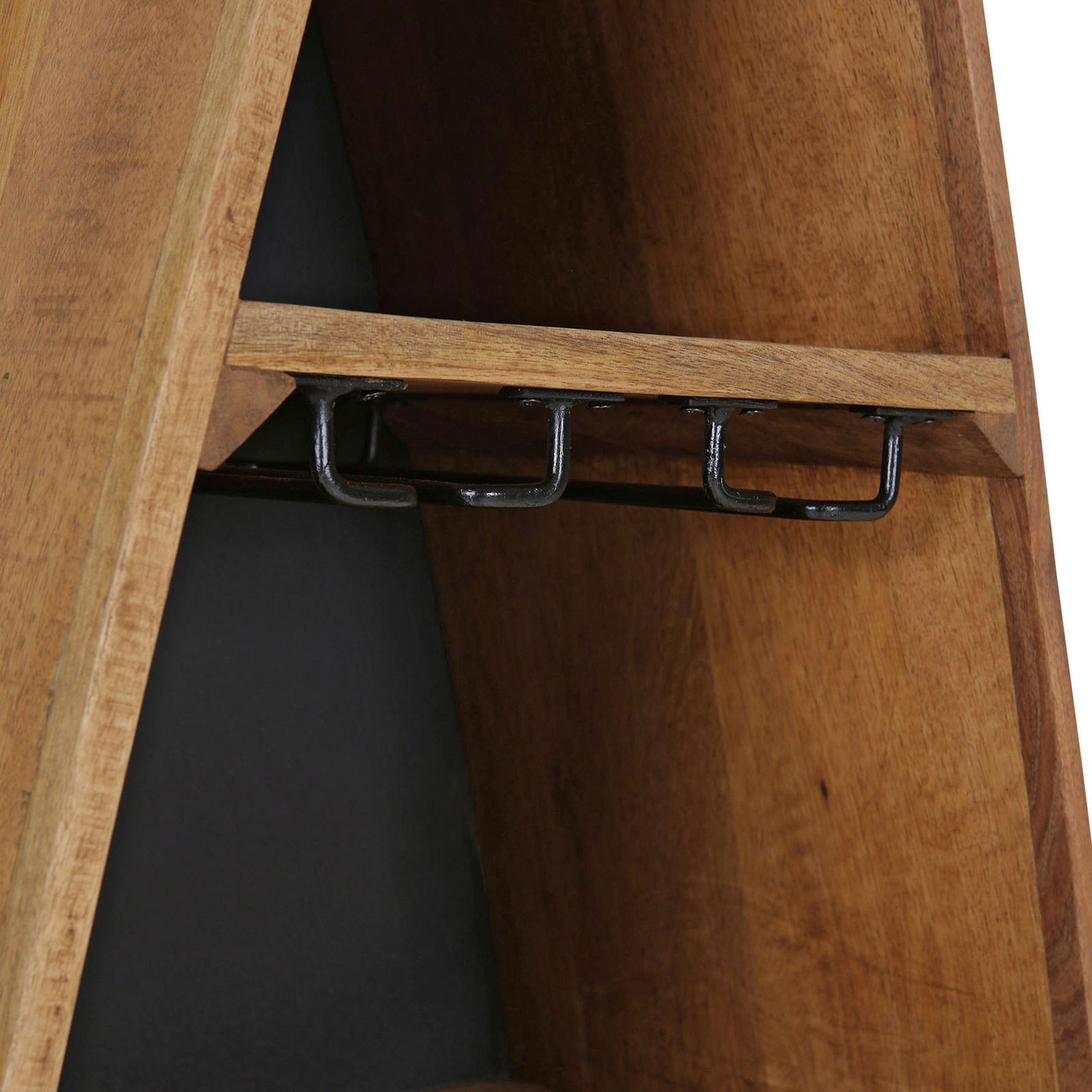 Landscape Regal BOOT BARNEY Nahaufnahme eines hölzernen Regals in Bootsform mit Metallhaken, seitliche Perspektive