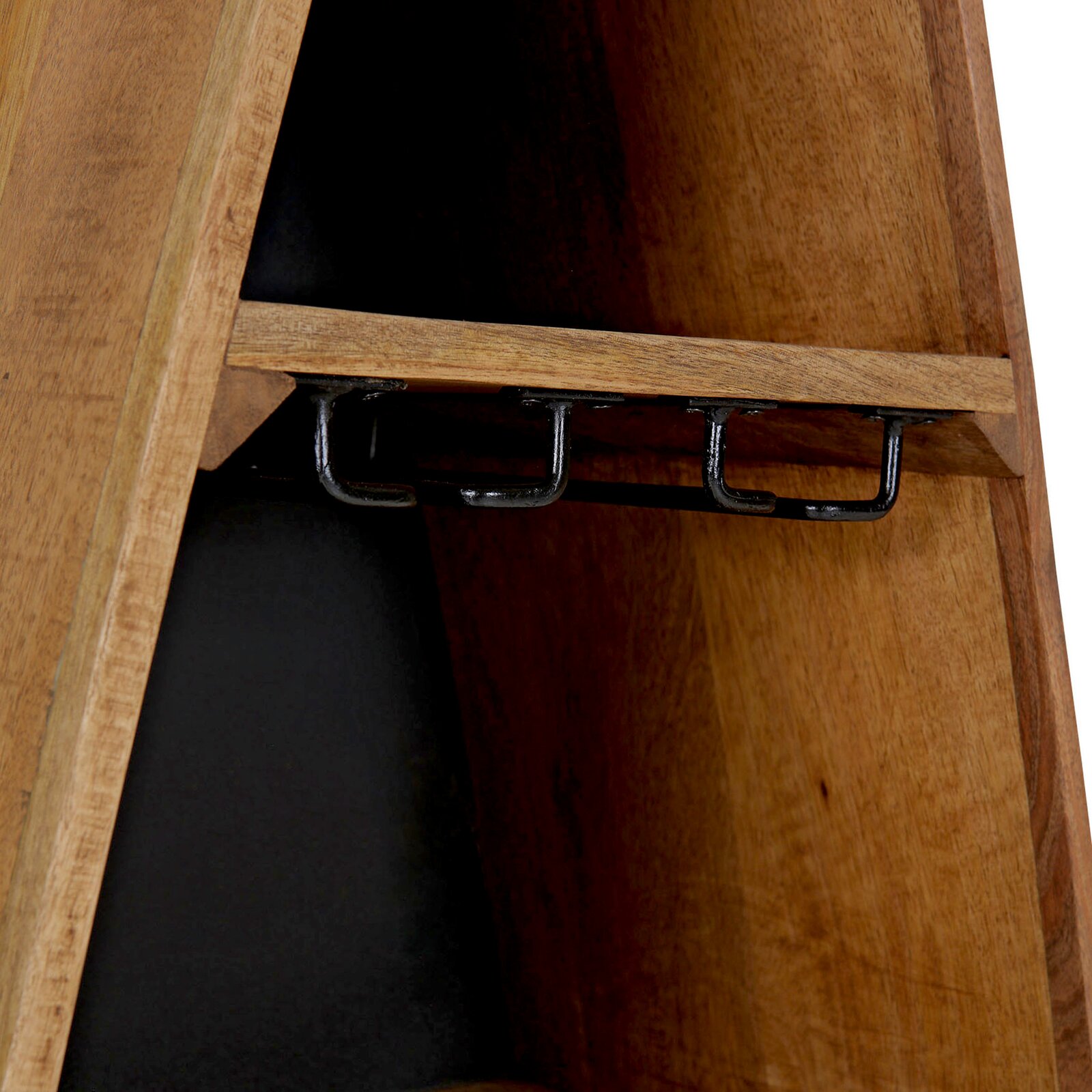 Nahaufnahme eines hölzernen Regals in Bootsform mit Metallhaken, seitliche Perspektive