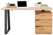 Modern houten bureau met metalen poten, voorzien van lades aan de rechterkant. Op het tafelblad staan een laptop, boeken, een plant en schrijfspullen. Aanzicht van voren.