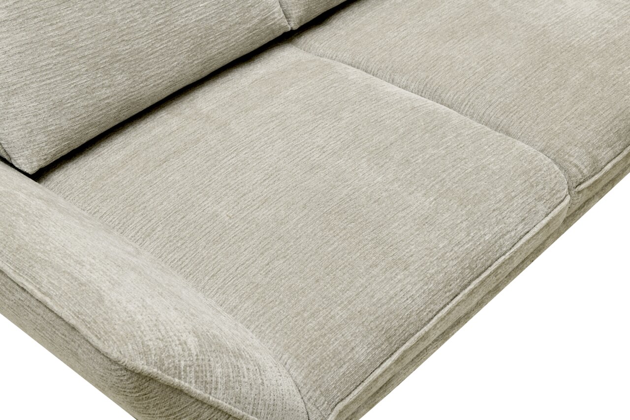 Nahaufnahme eines beigen Longchairs mit weicher Polsterung, seitliche Perspektive.