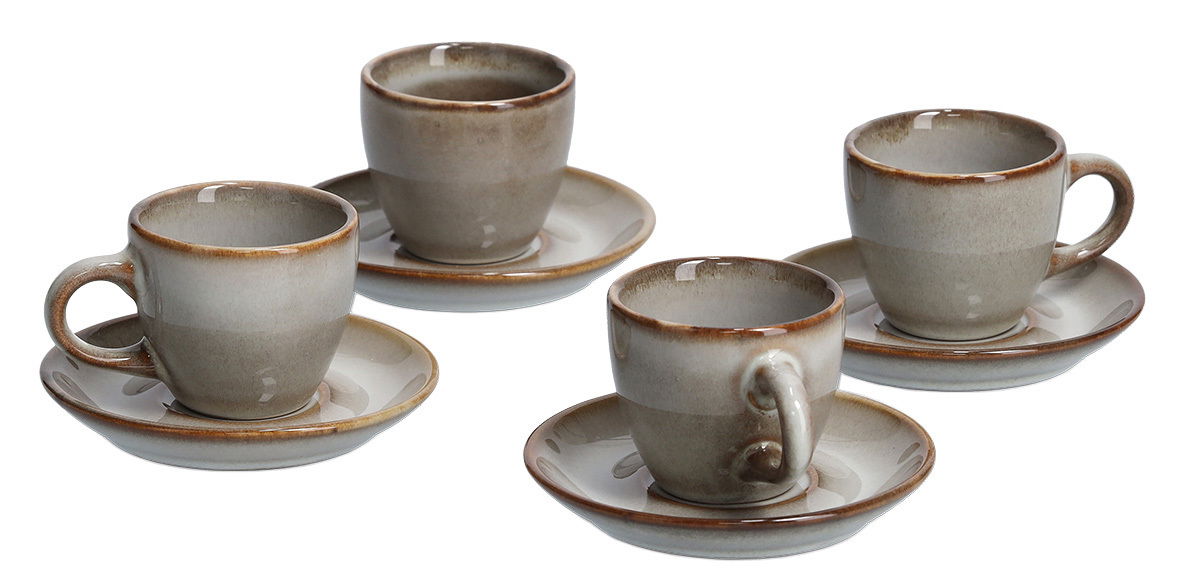 Vierteilige Espresso-Tassen-Set mit Untertassen in erdigen Tönen, seitliche Perspektive