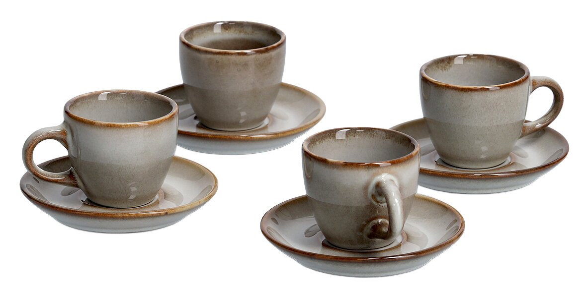 Vierteilige Espresso-Tassen-Set mit Untertassen in erdigen Tönen, seitliche Perspektive