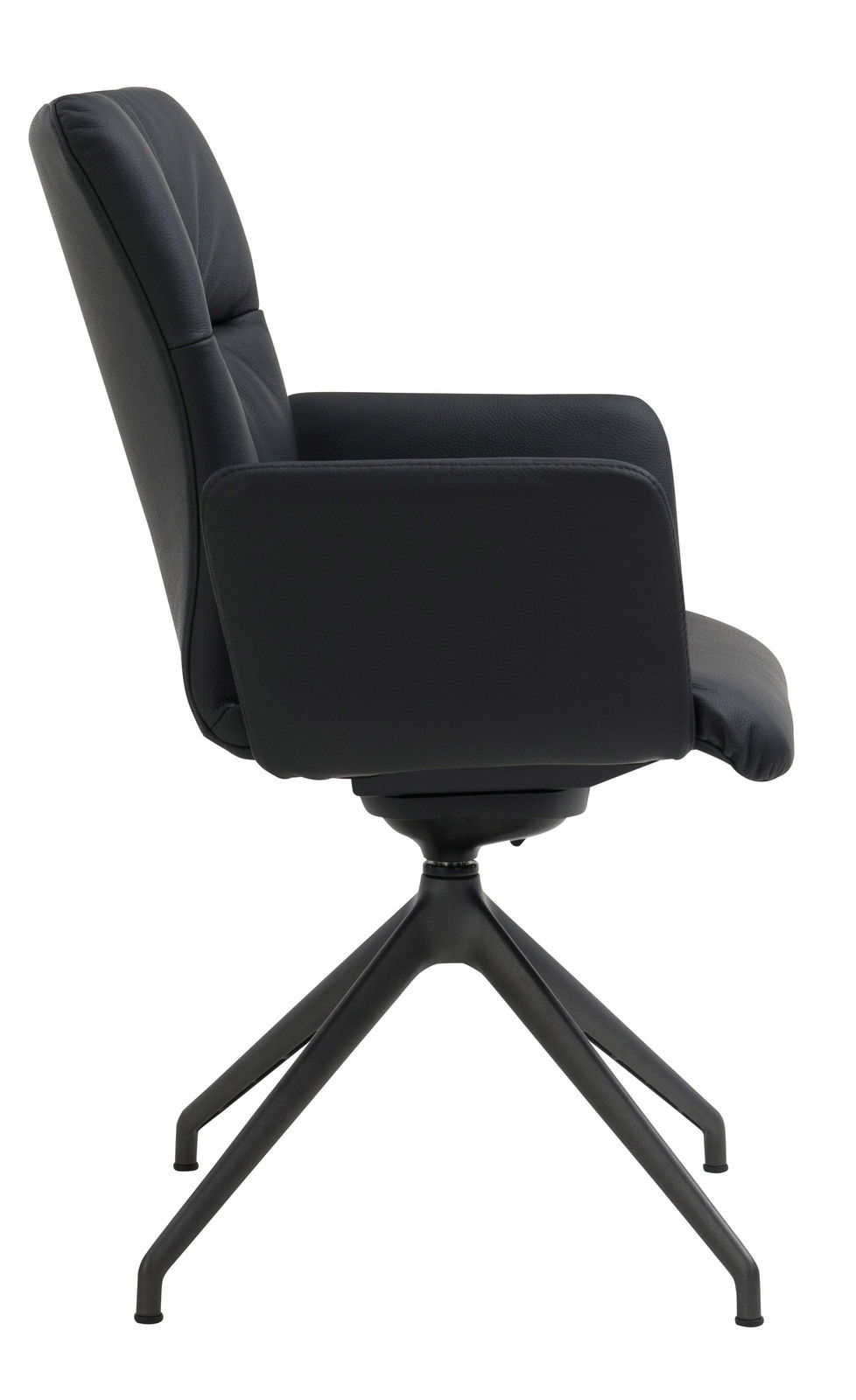 Seitliche Ansicht eines modernen schwarzen Armlehnstuhls mit vierbeinigem Metallgestell.