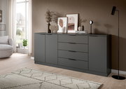 Moderne, matte dunkelgraue Sideboard-Kommode mit zwei Türen und vier Schubladen, dekoriert mit Bilderrahmen, Vasen und Uhr, im Wohnzimmer – Frontansicht in leichter Schrägperspektive von links.