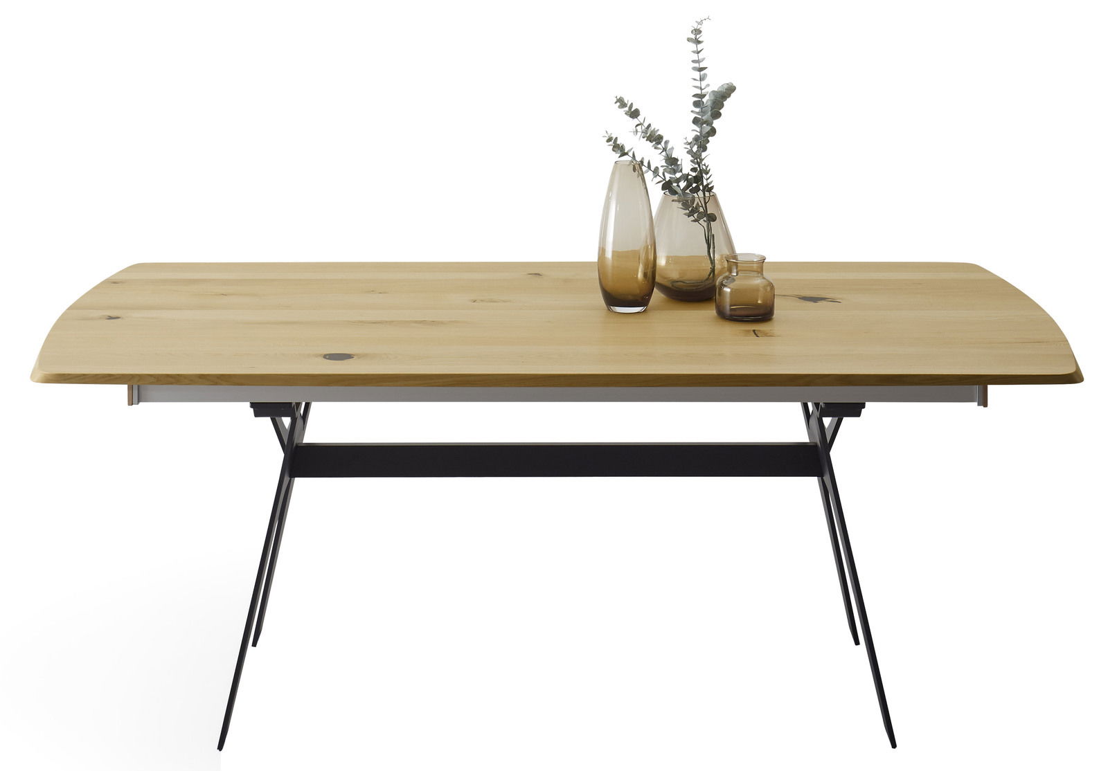 Moderner Esstisch aus Holz mit Metallbeinen, dekoriert mit Glasvasen, Frontalansicht