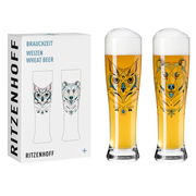 Zwei Weizengläser mit Eulen- und Bärenmotiv, gefüllt mit Bier, neben der Verpackung. Frontale Perspektive.