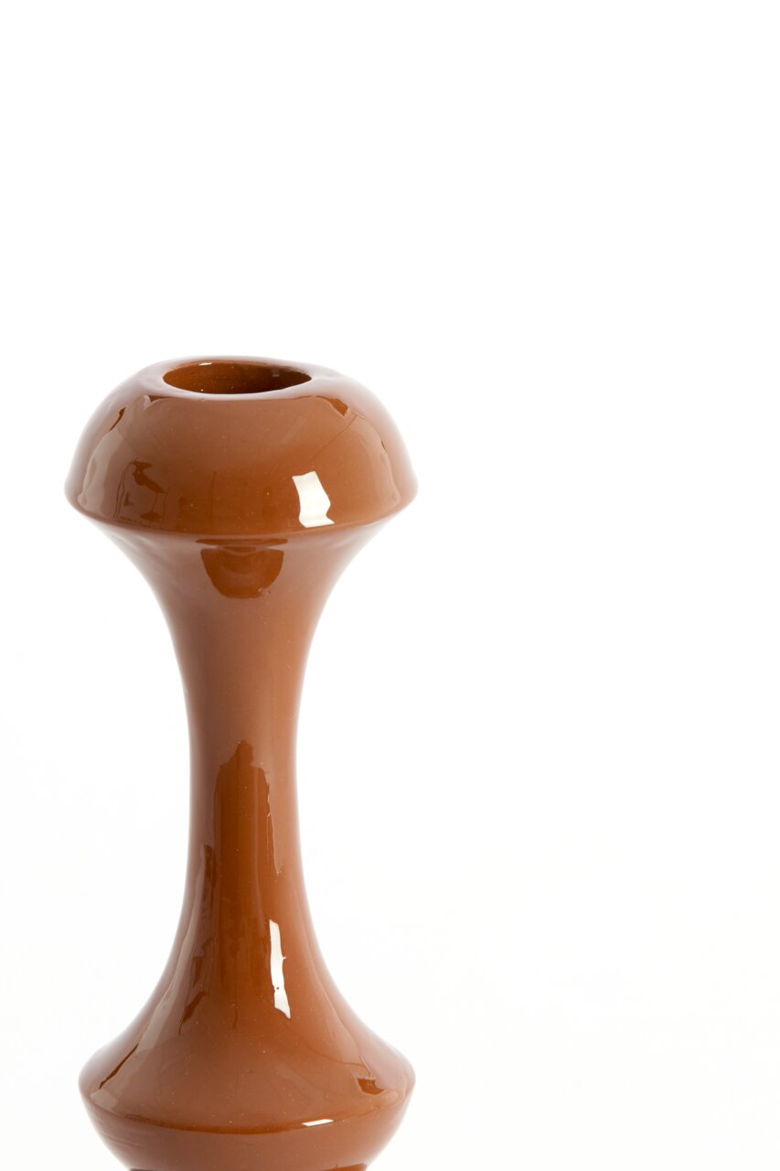 Brauner Kerzenständer aus Keramik, seitliche Perspektive