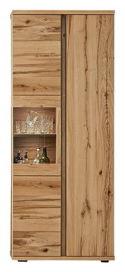 Holzvitrine mit Glaseinsatz, gefüllt mit Gläsern und Flaschen, frontal betrachtet