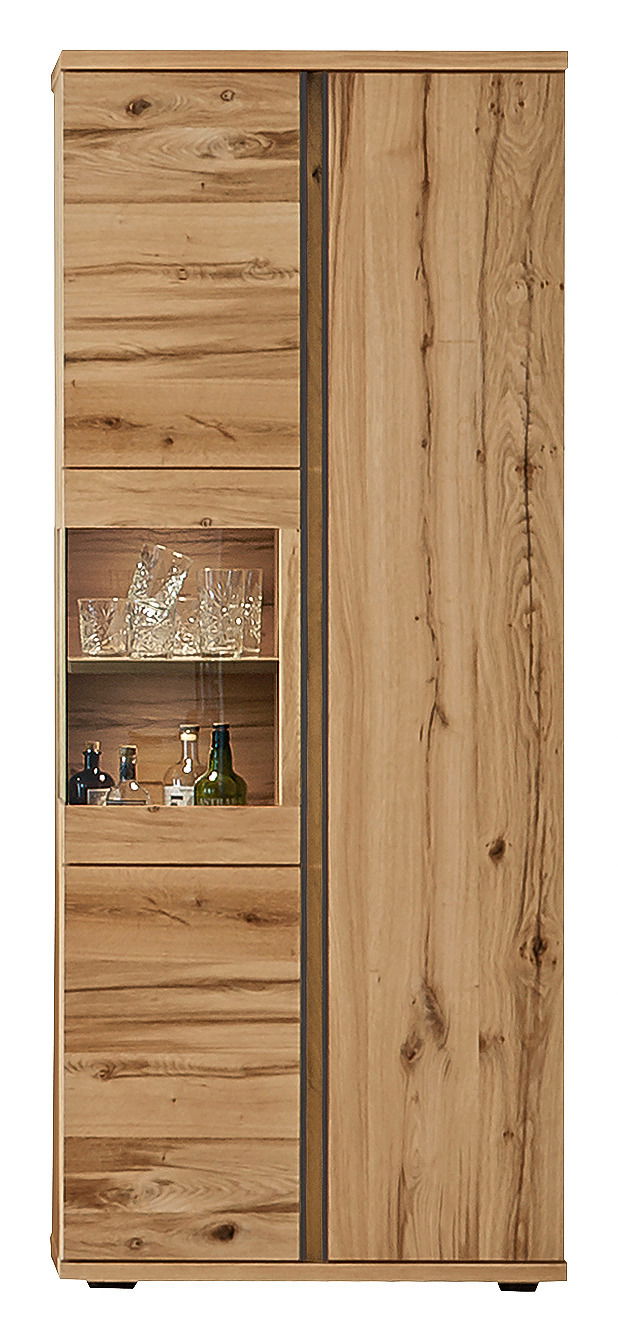 Holzvitrine mit Glaseinsatz, gefüllt mit Gläsern und Flaschen, frontal betrachtet