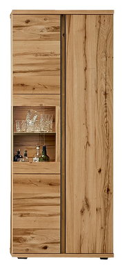 Holzvitrine mit Glaseinsatz, gefüllt mit Gläsern und Flaschen, frontal betrachtet