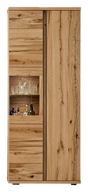 Holzvitrine mit Glaseinsatz, gefüllt mit Gläsern und Flaschen, frontal betrachtet