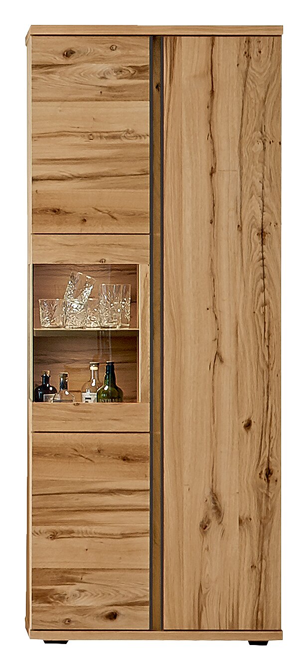 Holzvitrine mit Glaseinsatz, gefüllt mit Gläsern und Flaschen, frontal betrachtet