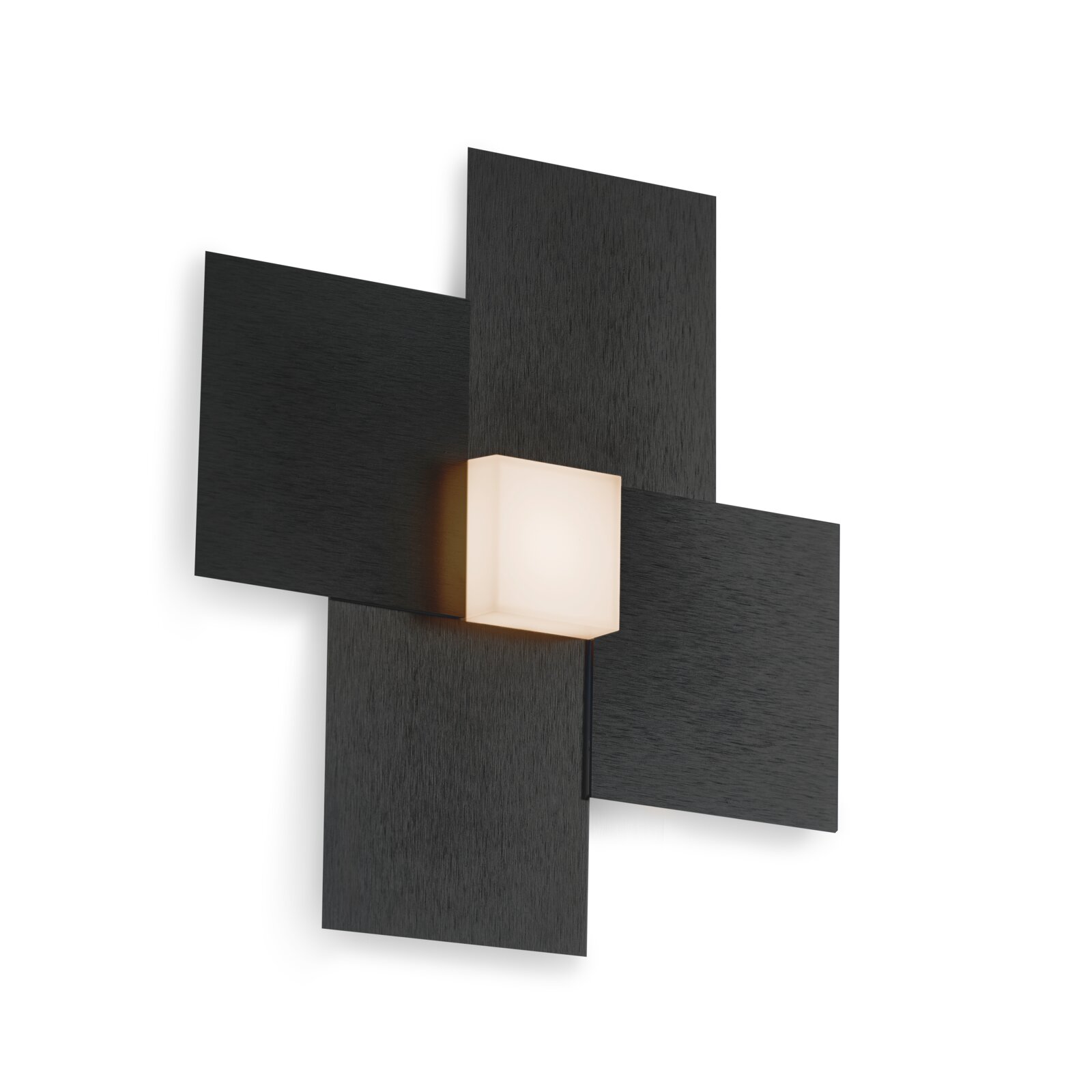 Moderne schwarze Wandleuchte mit kreuzförmig angeordneten rechteckigen Paneelen und zentralem, warm leuchtendem Quader, in schräger Vorderansicht vor weißem Hintergrund
