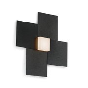 Moderne schwarze Wandleuchte mit kreuzförmig angeordneten rechteckigen Paneelen und zentralem, warm leuchtendem Quader, in schräger Vorderansicht vor weißem Hintergrund