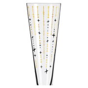 Nahaufnahme eines Champusglases mit goldenen und schwarzen Sternmustern auf transparentem Glas.