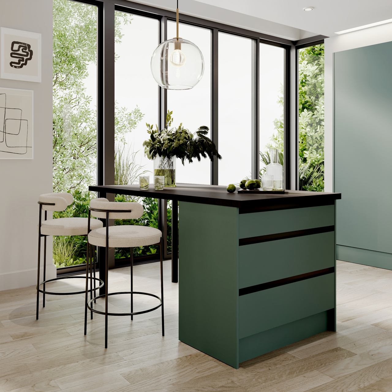 Moderne Kücheninsel in einem eleganten Raum mit großen Fenstern, grüner Schrankfront und dunkler Arbeitsplatte, seitliche Perspektive.