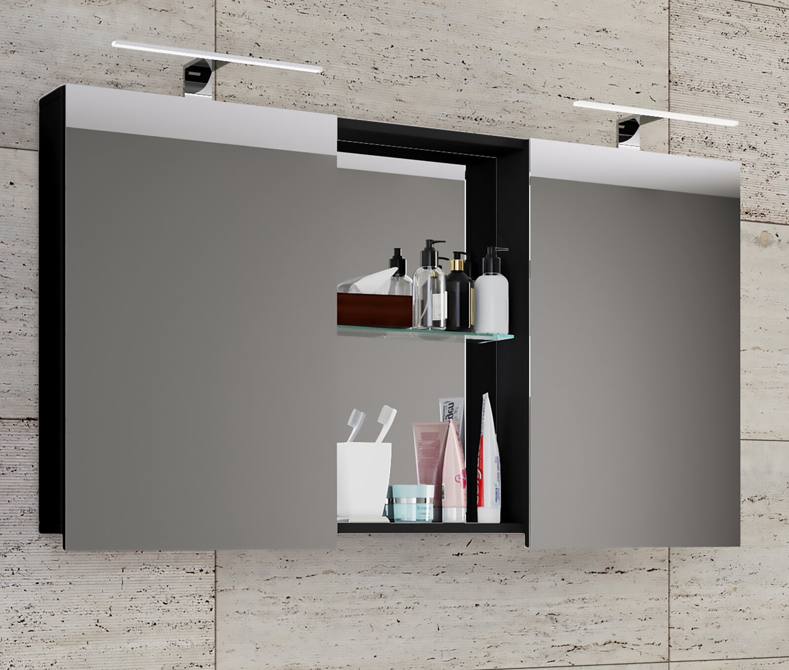 Moderner Badezimmerspiegelschrank mit zwei verspiegelten Türen, schwarzem Korpus, Glasablage und aufgesetzten LED-Leuchten, geöffnet mit sichtbaren Pflegeprodukten Frontalansicht.