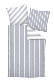 Bettwäsche-Set mit grauen und weißen Streifen, bestehend aus einem Bettbezug und zwei Kissenbezügen, aus der Vogelperspektive.