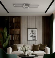 Moderne Deckenleuchte in geometrischem Design, von unten betrachtet, in einem stilvoll eingerichteten Wohnzimmer.