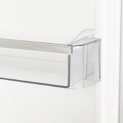 Detailaufnahme einer transparenten Kunststoff-Schublade/Schubladenfront (z. B. Kühlschrank-Schublade), gezeigt aus seitlicher Perspektive mit Fokus auf die vordere Ecke