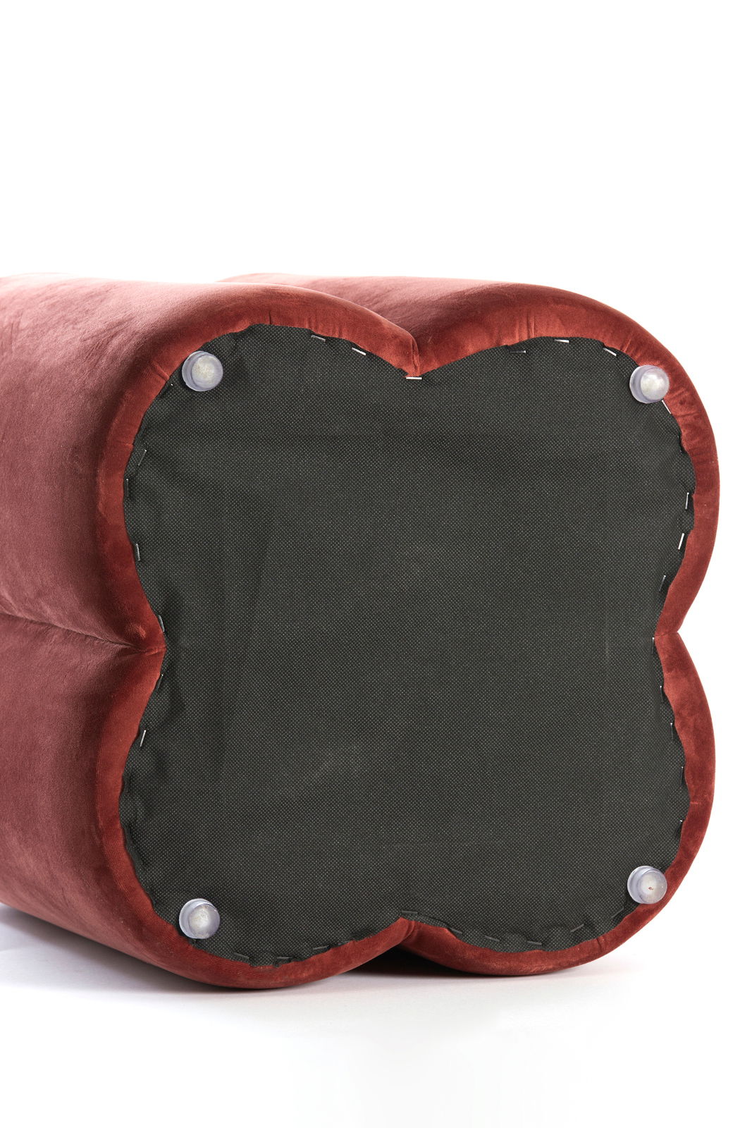 Unteransicht eines roten Sitzpuffs mit schwarzem Boden und runden Füßen.