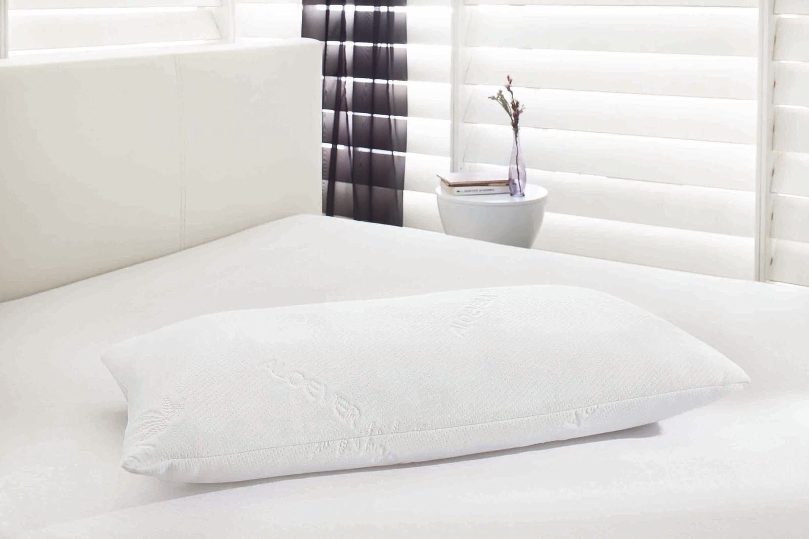 Intro Komfortschlafkissen TRITON Komfortschlafkissen 40 x 80 cm auf einem Bett, seitliche Perspektive