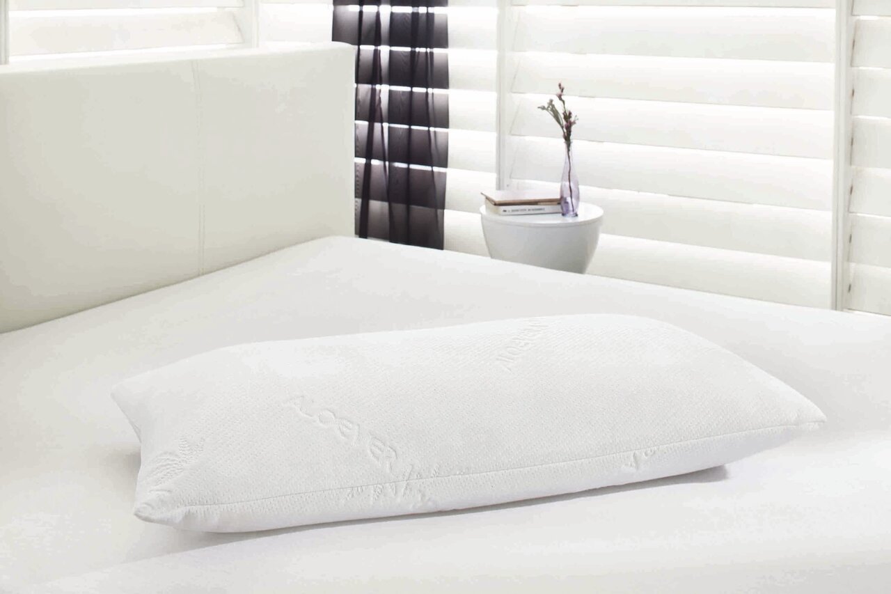 Comfortabel slaapkussen van 40 x 80 cm op een bed, zijaanzicht
