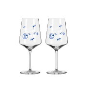 Zwei klare Weingläser mit blau-weißem FC-Schalke-04-Dekor und dem Spruch „Einen Drink in der Hand, S04 im Herzen!“, frontal vor weißem Hintergrund