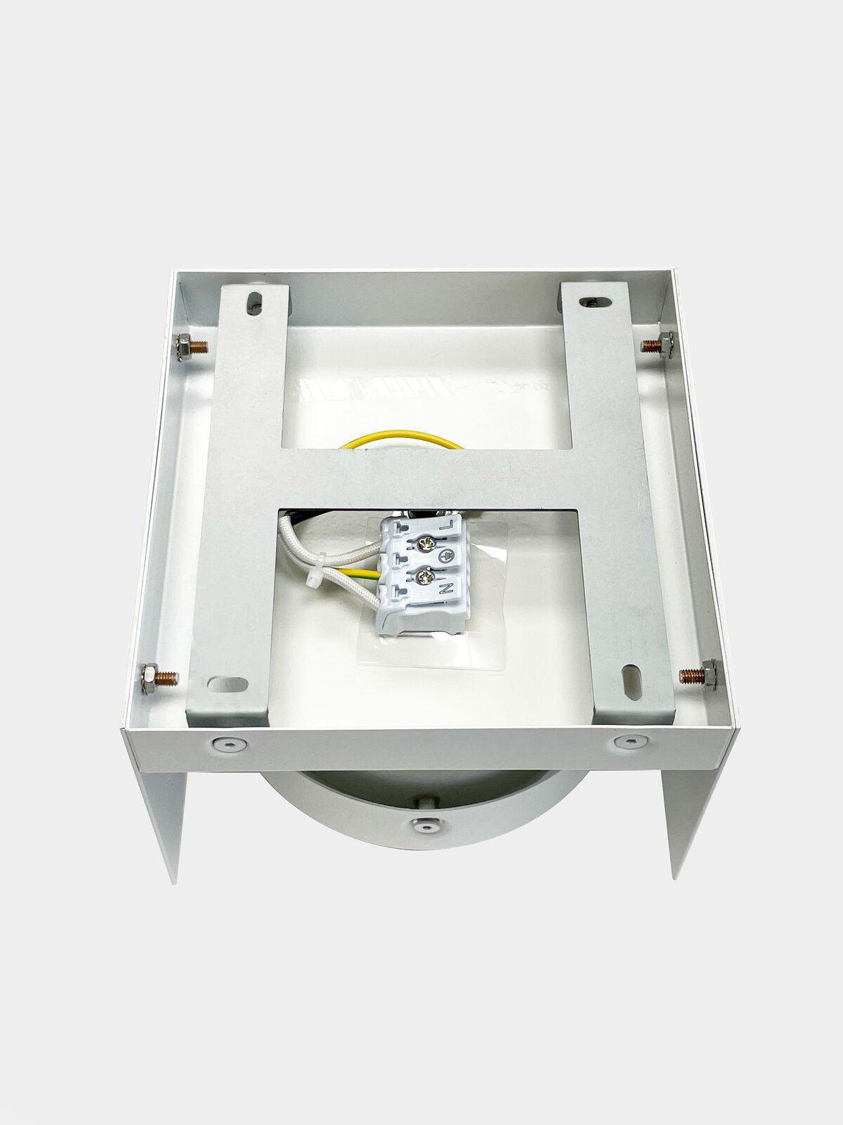 LED-Deckenleuchte CARDANO von oben, zeigt die Montagehalterung und Verkabelung.