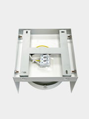 LED-Deckenleuchte CARDANO von oben, zeigt die Montagehalterung und Verkabelung.