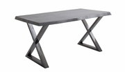 Moderne eettafel met X-vormige metalen poten, zijaanzicht
