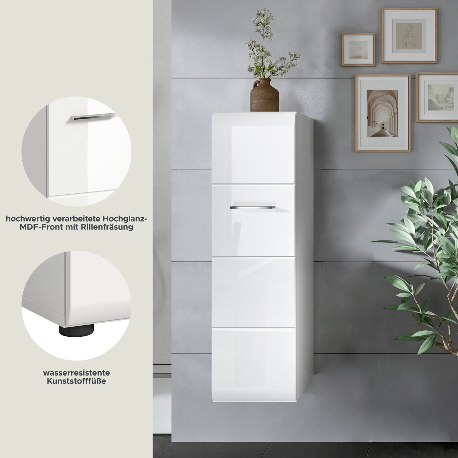 Weißer, hochglänzender Bad-Hochschrank aus MDF mit Rillenfräsung und Griffmulde, auf wasserresistenten Kunststofffüßen, in Frontansicht leicht schräg von rechts im Badezimmer-Setting